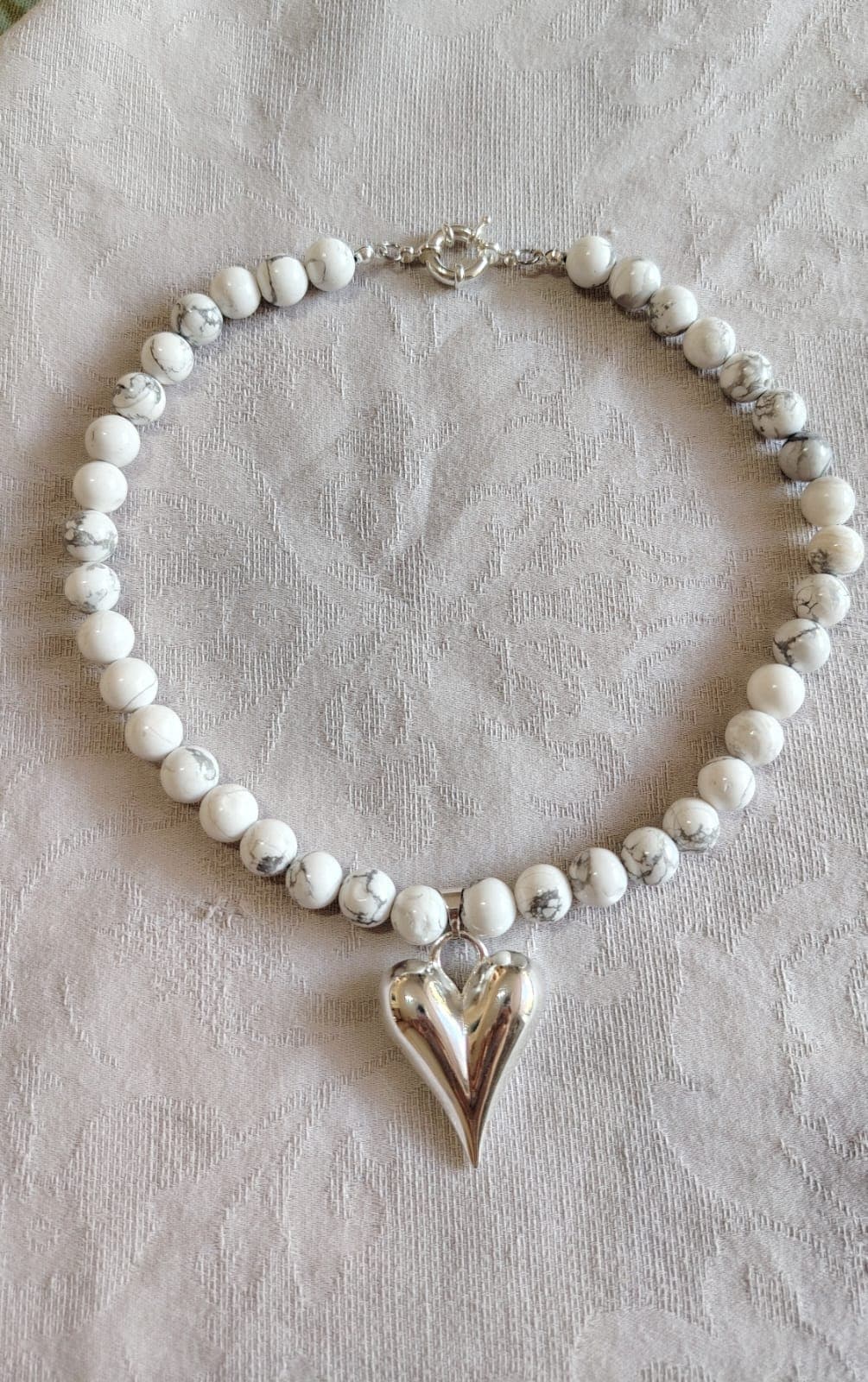 Collar de piedras naturales en tonos claros