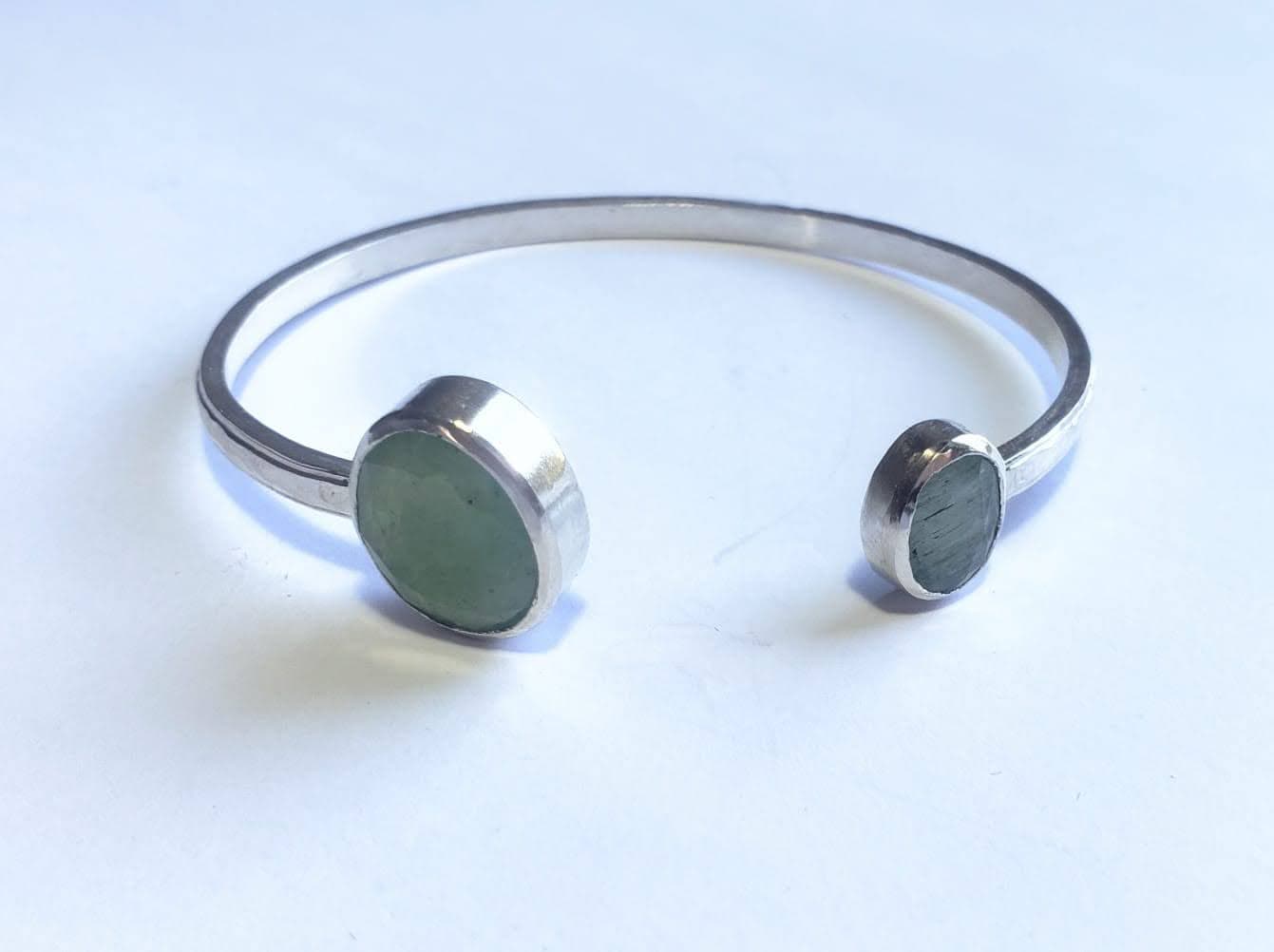 Esclava de plata 950 terminada con piedras verdes