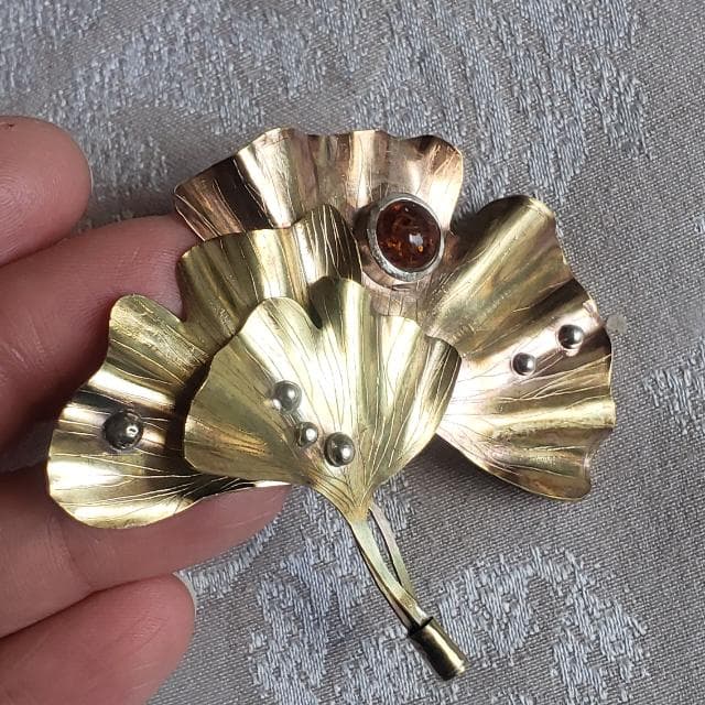 Detalle de joya en proceso en el taller